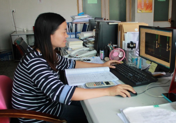 第三黨支部書記張苗在工作中